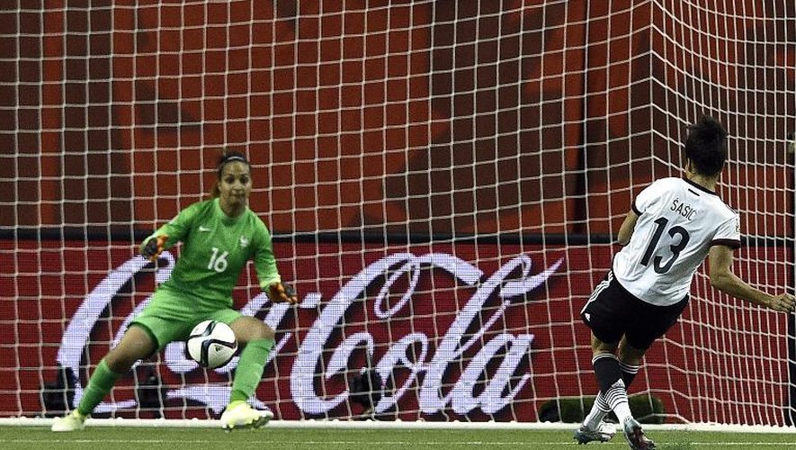 L'attaquante allemande Celia Sasic transforme un penalty contre la France en quart de finale du Mondial, le 26 juin 2015 à Montréal