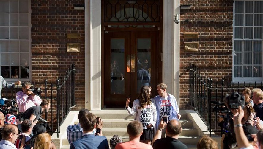 Des sosies de Catherine, Duchesse de Cambridge et du prince William, Duc de Cambridge, posent pour les journalistes devant l'hôpital St Mary, le 19 juillet 2013 à Londres