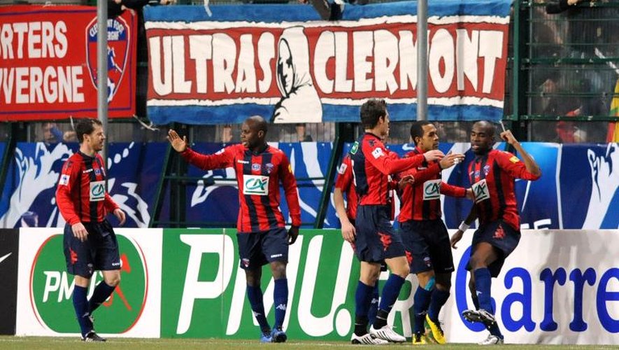 Supporteurts et joueurs de Clermont lors d'un match de Coupe de France contre Saint-Etienne, le 8 janvier 2011 à Geoffroy-Guichard