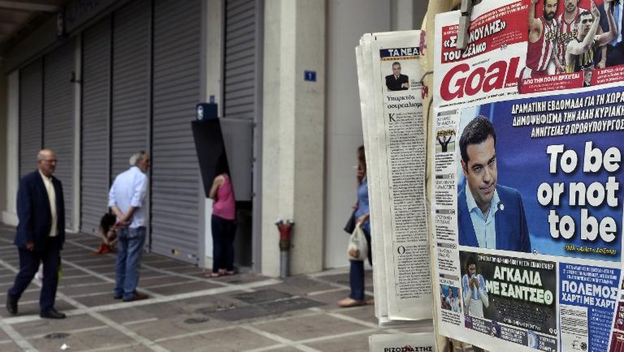 Un journal grec titre "To be or not to be" après l'annonce d'un futur référendum dans pays, à Athènes le 27 juin 2015
