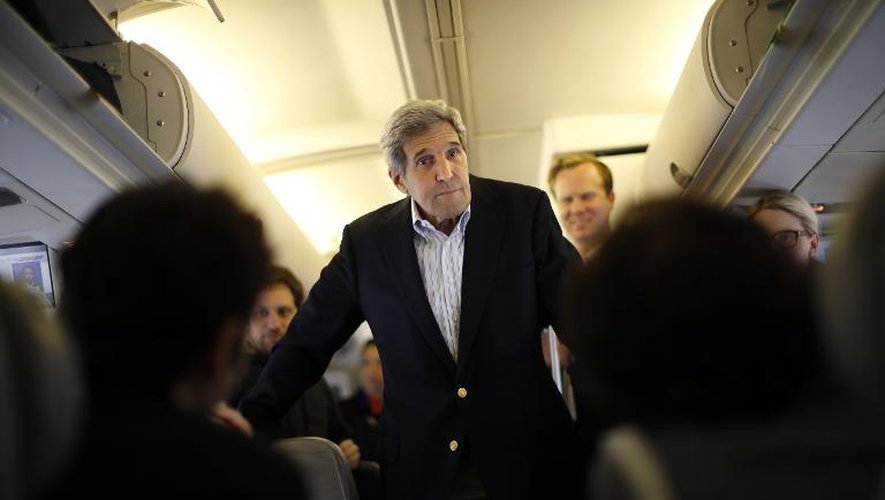 Le secrétaire d'Etat américain John Kerry dans l'avion qui doit le mener à Vienne depuis la base militaire aérienne d'Andrews dans le Maryland, le 26 juin 2015