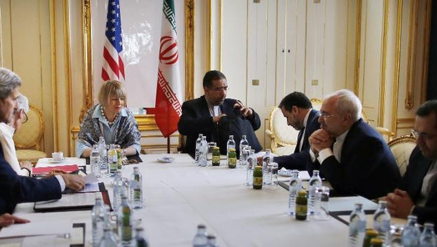 Le secrétaire d'Etat américain John Kerry (g) et son homologue iranien Mohammad Javad Zarif (2e à d) dans un hôtel de Vienne le 27 juin 2015