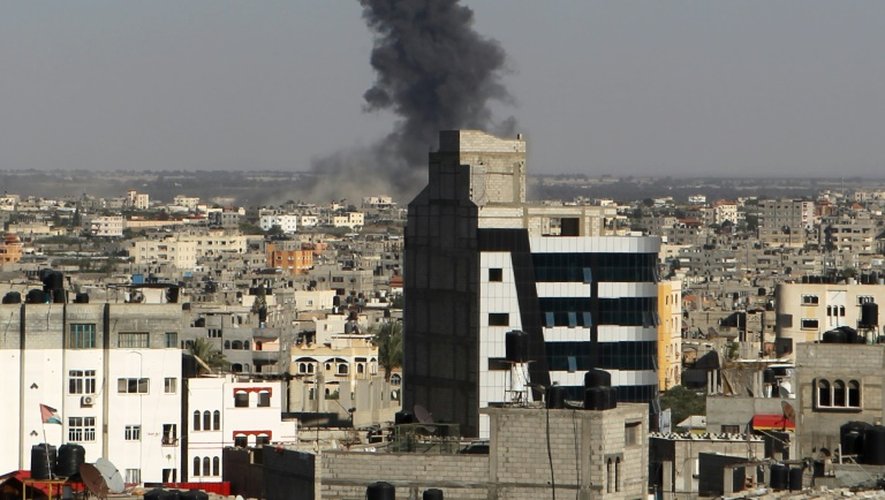 De la fumée, le 5 mai 2016, après un raid aérien israélien à Rafah dans la bande de Gaza, théâtre la semaine passée des premières confrontations armées directes entre Israël et le Hamas depuis la guerre de 2014