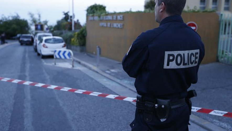 Un policier sur les lieux de la fusillade à Nice le 6 mai 2014 durant laquelle Hélène Pastor, soeur de l'ancien homme d'affaires monégasque Michel Pastor, a été grièvement blessée par balles