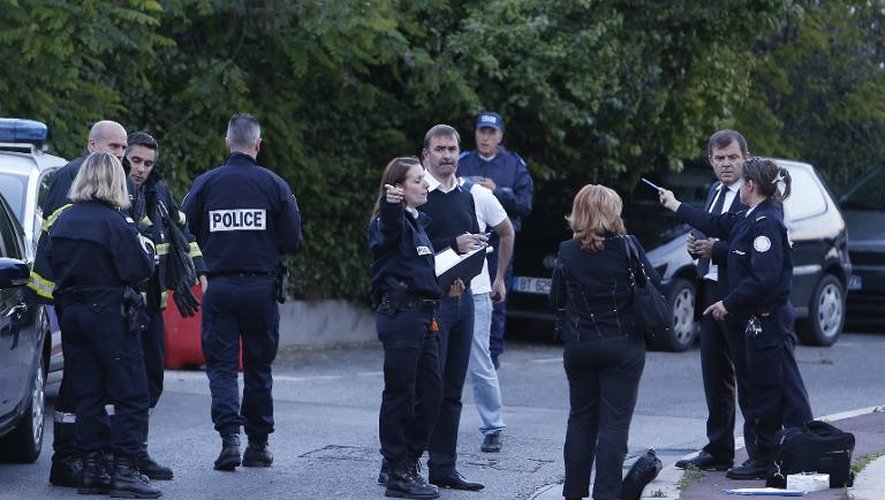 La police enquête sur les lieux de la fusillade à Nice le 6 mai 2014 durant laquelle Hélène Pastor, soeur de l'ancien homme d'affaires monégasque Michel Pastor, a été grièvement blessée par balles