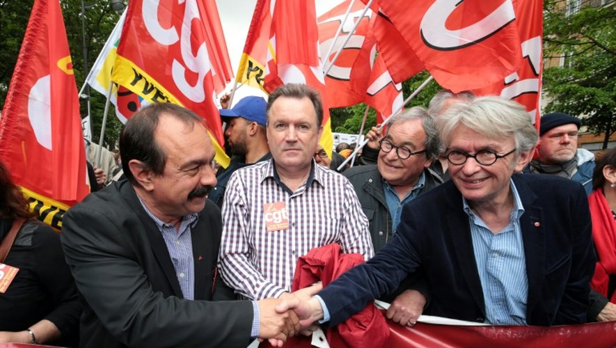 Les secrétaires généraux de la CGT, Philippe Martinez (G) et FO, Jean-Claude Mailly (D) se serrent la main en tête de cortège contre la loi Travail, le 12 mai 2016 à Paris