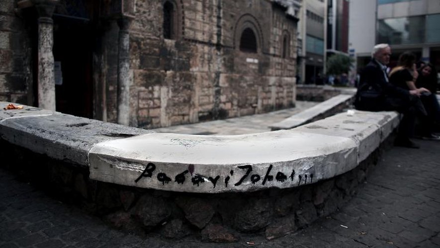 Le graffiti "Je souffre" ("Vasanizomai") sur un banc d'Athènes le 6 mai 2014