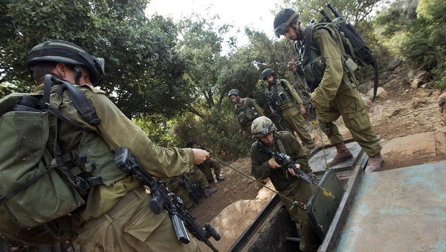 Des soldats israëliens effectuent un exercice simulant une mission de combat contre le Hezbollah libanais, dans la base d'Elyakim, dans le nord d'Israël, le 11 juillet 2013