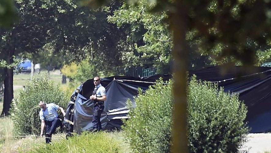 La police inspecte les lieux où a été retrouvé le corps décapité de l'entrepreneur Hervé Cornara le 26 juin 2015 à Saint-Quentin-Fallavier, en Isère
