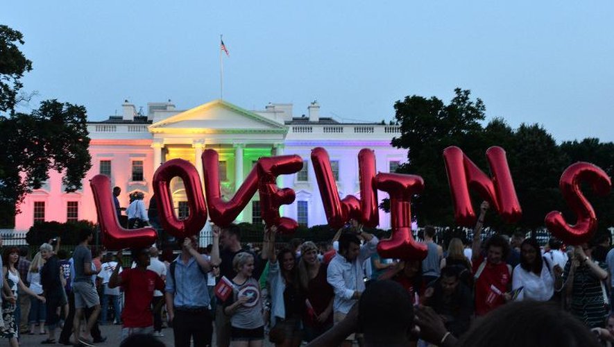 Manifestations de joie devant la Maison Blanche après la légalisation du mariage homosexuel partout aux Etats-Unis, le 26 juin 2015