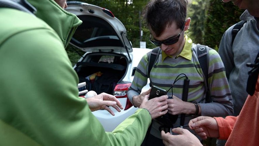 Des personnes aveugles ou malvoyantes participent à une randonnée avec le système de GPS "Navi'Rando", à Reipertswille le 25 juin 2015