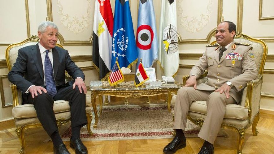 Le secrétaire d'Etat américain Chuck Hagel (g) rencontre le général Abdel Fattah al-Sissi le 24 avril 2013 au Caire
