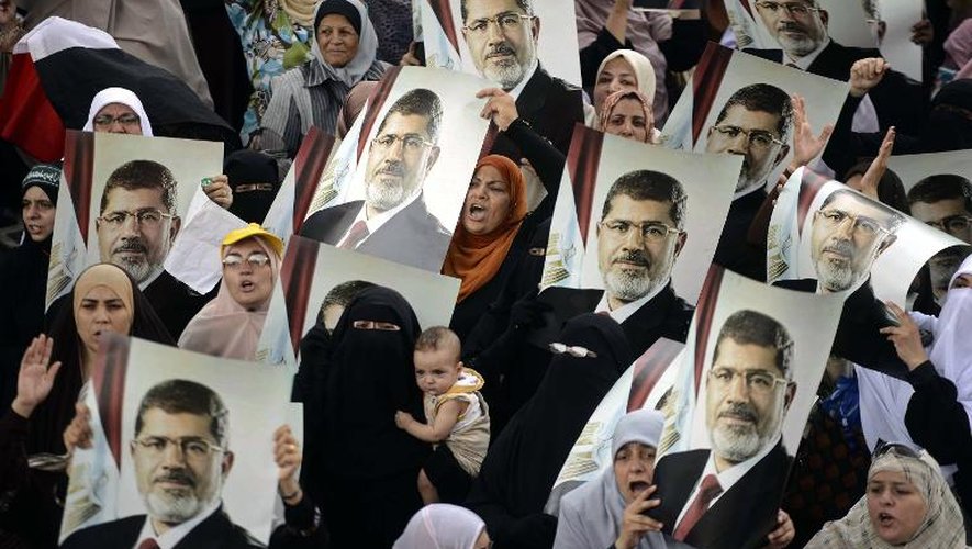 Des militantes du parti des Frères musulmans manifestent le 21 juillet 2013 au Caire en faveur du président déchu Mohamed Morsi