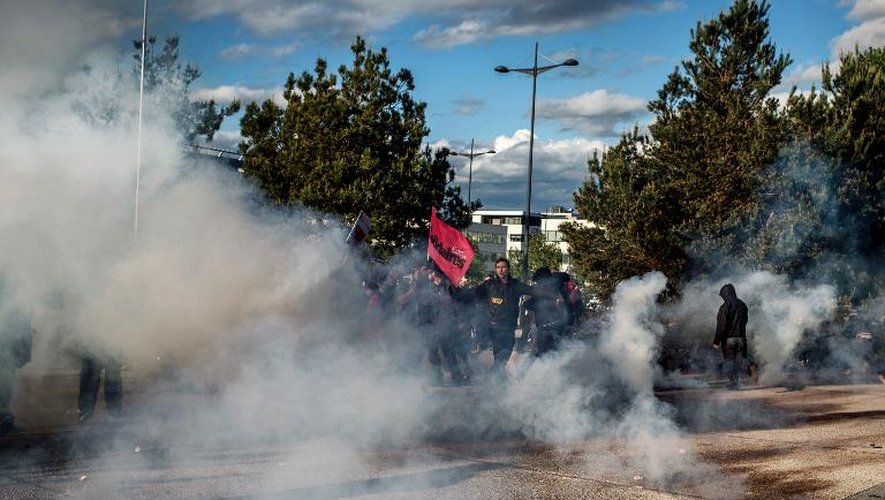 Manifestants anti-fascistes et forces de l'ordre s'affrontent en marge d'un meeting de Jean-Marie Le Pen à Grenoble, le 7 mai 2014