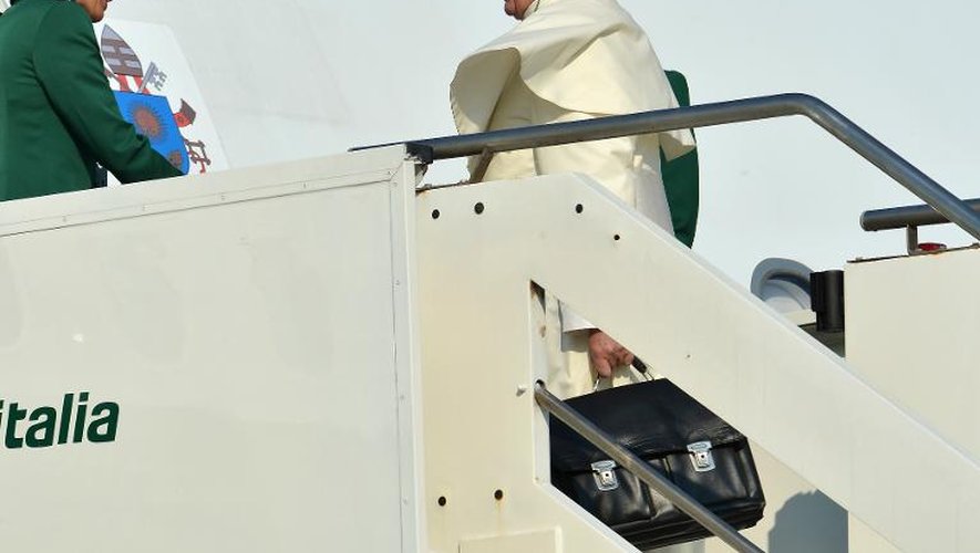 Le pape François embarque à l'aéroport de Rome le 22 juillet 2013