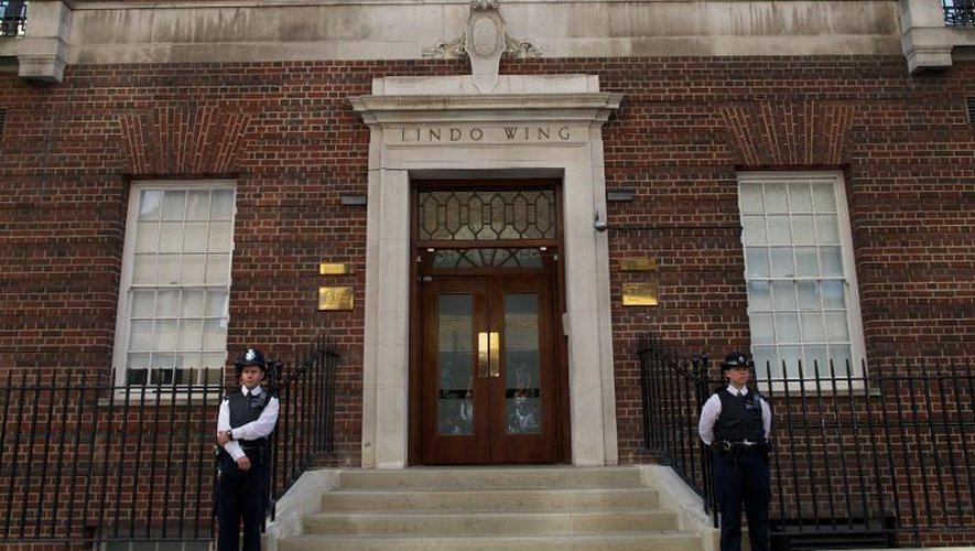 Des policiers devant l'hôpital Saint Mary à Londres où Kate a accouché le 22 juillet 2013