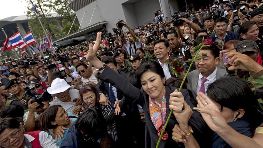 La Première ministre thaïlandaise destituée Yingluck Shinawatra (C) fait signe à ses partisans, le 7 mai 2014 à Bangkok