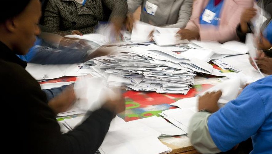 Les opérations de dépouillement à l'issue des élections législatives, le 7 mai 2014 au Cap
