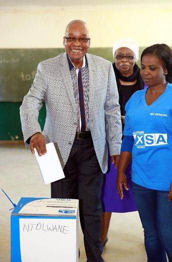 Le président sud-africain sortant et favori à sa propre succession Jacob Zuma vote lors des élections législatives, le 7 mai dans le village de Nkandla