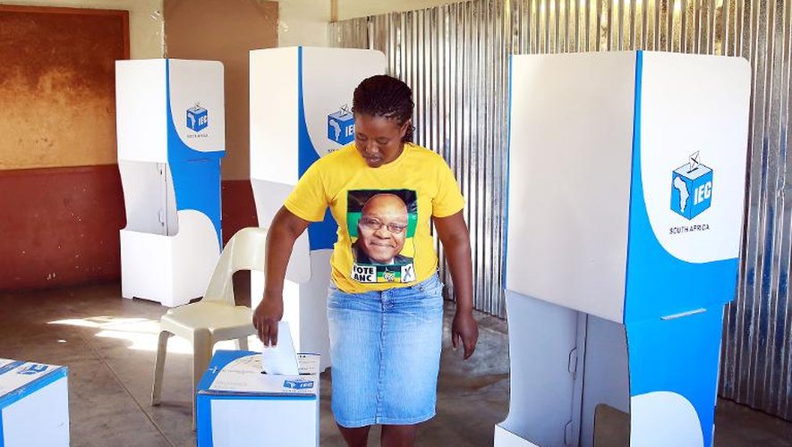 Une partisane du président sud-africain sortant Jacob Zuma vote vêtue d'un t-shirt à son effigie à l'occasion des élections législatives, le 7 mai 2014 à Eshowe