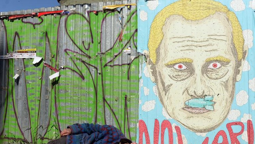 Un graffiti représentant le président russe Vladimir Poutine avec une moustache en forme de bombe, dans la ville ukrainienne de Lviv