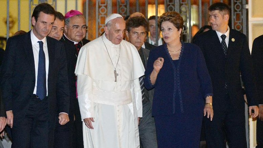 Le pape François accueilli par la présidente Dima Rousseff le 22 juillet 2013 à Rio