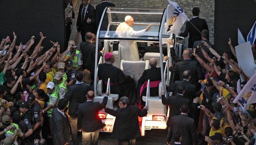 Le pape acclamé par la foule en liesse le 22 juillet 2013à Rio