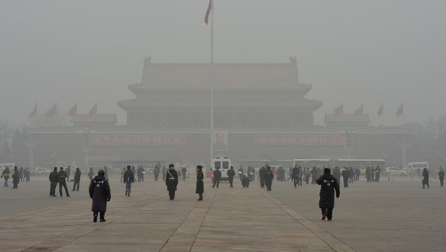 Des passant sur la place Tiananmen à Pékin le 30 janvier 2013