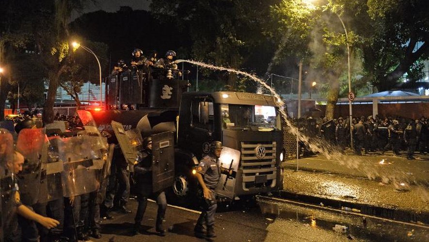 Les forces de l'ordre tentent de disperser les militants du groupe Anonymous Rio le 22 juillet 2013 à Rio