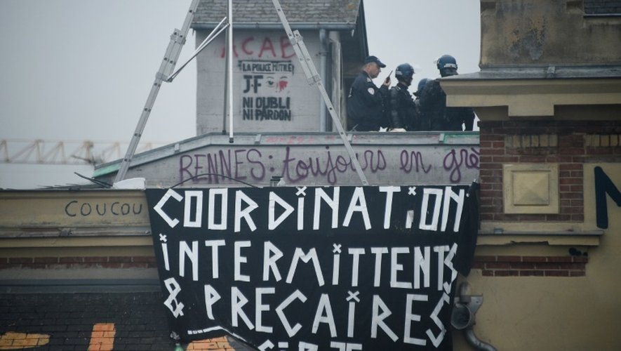 Des policiers sur le toit du bâtiment rebaptisé Maison du peuple par les opposants à la loi travail, à Rennes le 13 mai 2016
