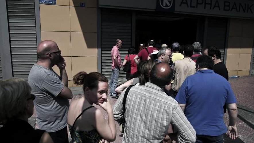 Des Grecs font la queue pour retirer de l'argent dans un distributeur, le 28 juin 2015 à Athènes