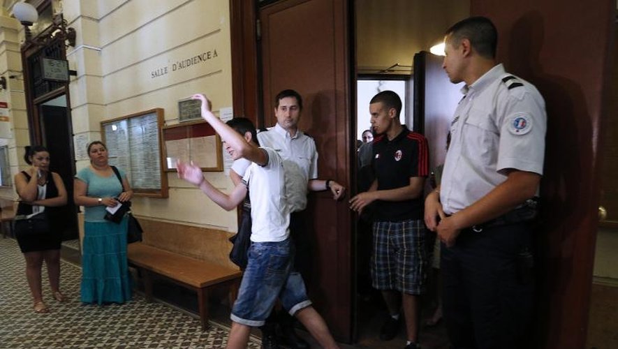 Un jeune accusé d'avoir participé aux violences à sa sortie du tribunal le 22 juillet 2013 à Versailles