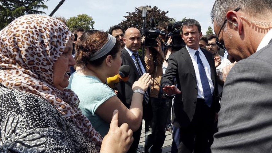Manuel Valls  le 22 juillet 2013 à Trappes lors d'un vif échange avec une habitante