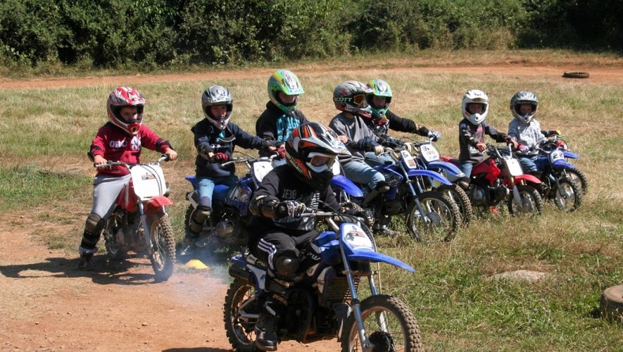 [LEG]Les enfants découvrent le pilotage de motos tout-terrain. Un apprentissage de qualité pour acquérir de bons gestes.