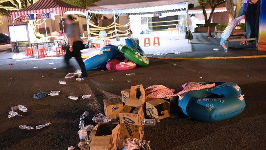 Un policier dans le parc de loisirs aquatiques "Formosa Fun Coast" théâtre d'une explosion qui a fait plus de 200 blessés, le 28 juin 2015 à Taipei
