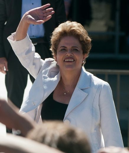 Dilma Rousseff salue ses supporters en quittant le palais de Planalto à Brasilia le 12 mai 2016