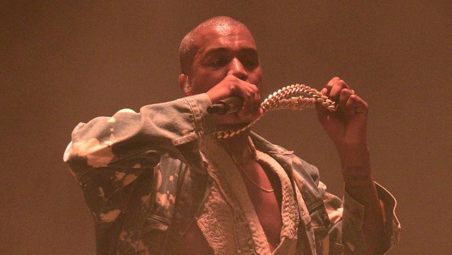 Le rappeur américain Kanye West sur scène au festival de Glastonbury, dans le sud-ouest de l'Angleterre, le 27 juin 2015