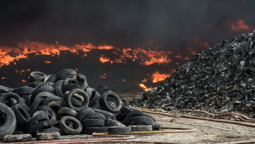 Une décharge sauvage de pneus en feu, près de Seseña en Espagne le 13 mai 2016