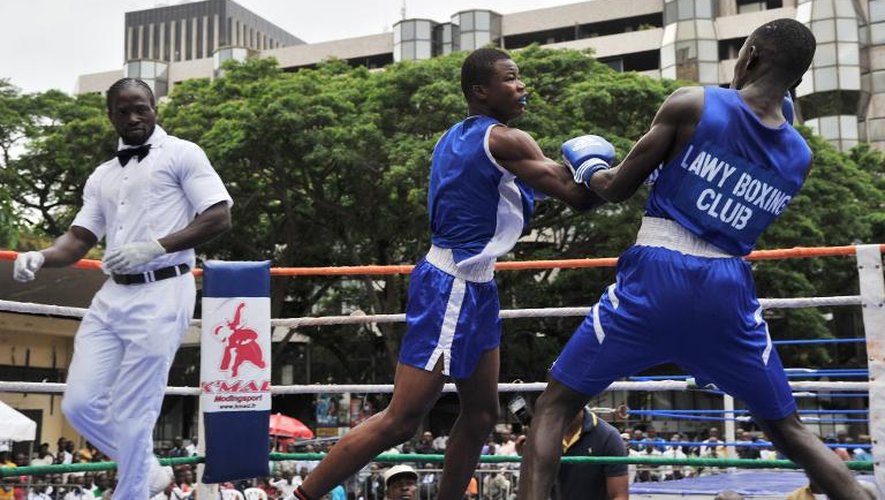 De jeunes boxeurs amateurs sur le ring de la place de la "Sorbonne", à Abidjan, le 3 juillet 2013