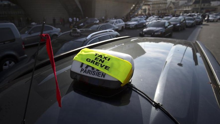 Des taxis en grève bloquent la porte Maillot à Paris le 26 juin 2015