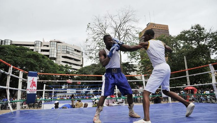 De jeunes boxeurs amateurs sur le ring de la place de la "Sorbonne", à Abidjan, le 3 juillet 2013