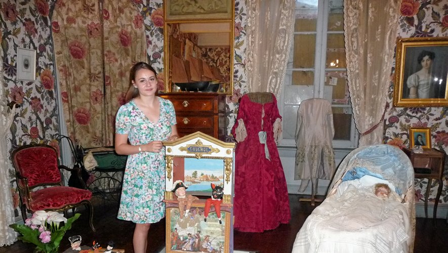 Jeanne, guide au château, dans la chambre d’enfant du peintre, où l’on trouve notamment la robe d’une nourrice qu’il chérissait particulièrement.