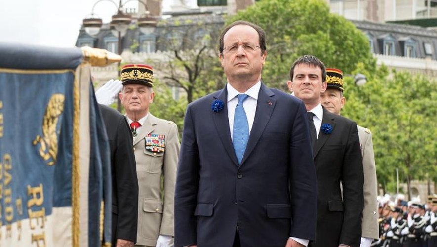 Le président de la République François Hollande et le Premier ministre Manuel Valls lors des cérémonies du 8 mai 2014 à Paris