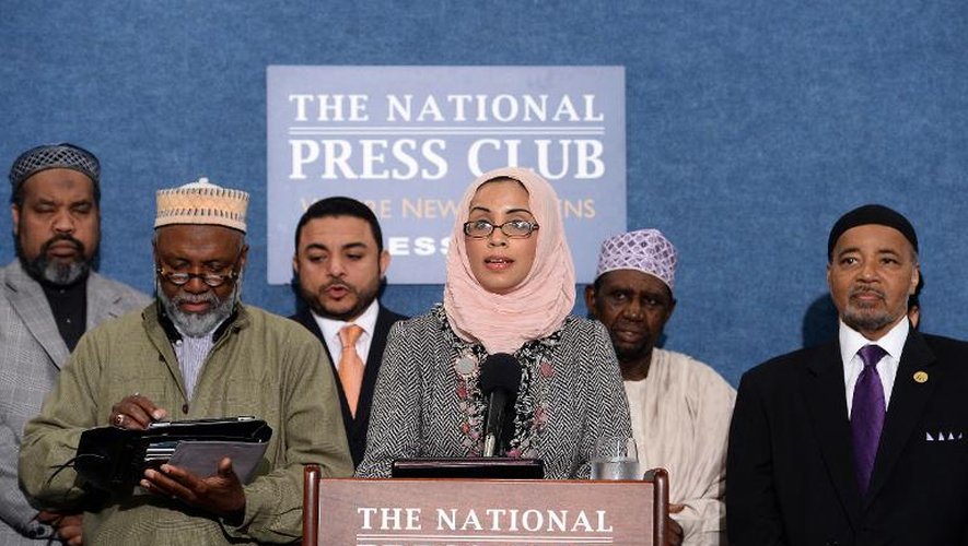 Une membre du Conseil des relations américano-islamiques (CAIR), Zainab Chaudary (c) lors d'une conférence de presse à Washington le 8 mai 2014 appelant à la libération immédiate de lycéennes kidnappées au Nigéria par le groupe