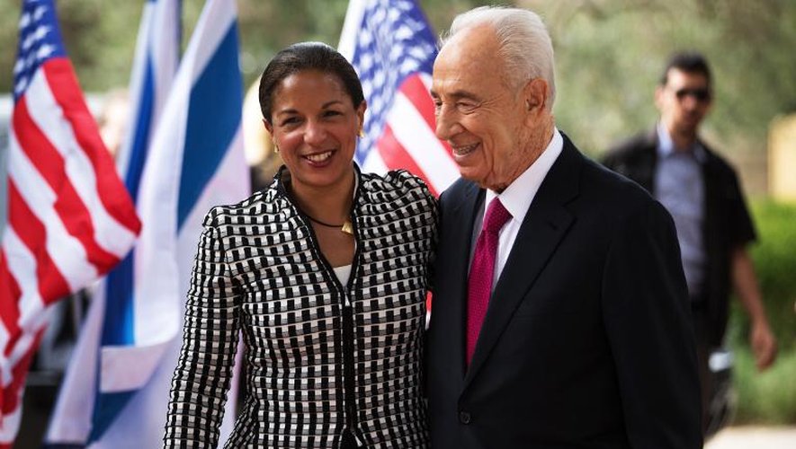 Le président israélien Shimon Peres (d) accueille la conseillère à la sécurité nationale du président Barack Obama, Susan Rice, dans sa résidence à Jérusalem le 7 mai 2014