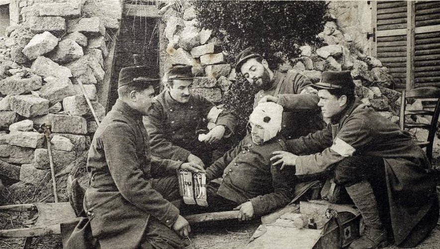 Photo non datée d'une carte postale, publiée par l'Historial de Péronne, montrant des soldats français s'occupant d'un blessé sur le front pendant la Première guerre mondiale