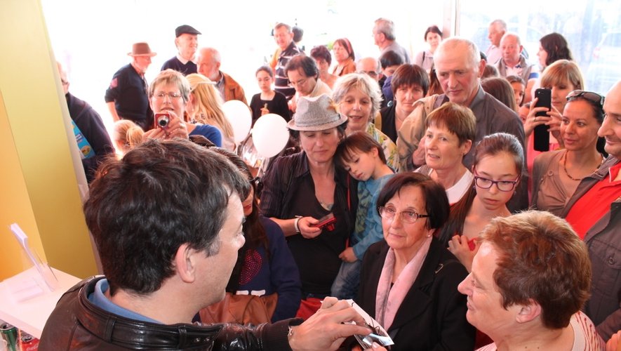 Stéphane Plaza en vedette à la FoirExpo pour la journée inaugurale s'est mêlé à la foule pour de longues séances d'autographes.