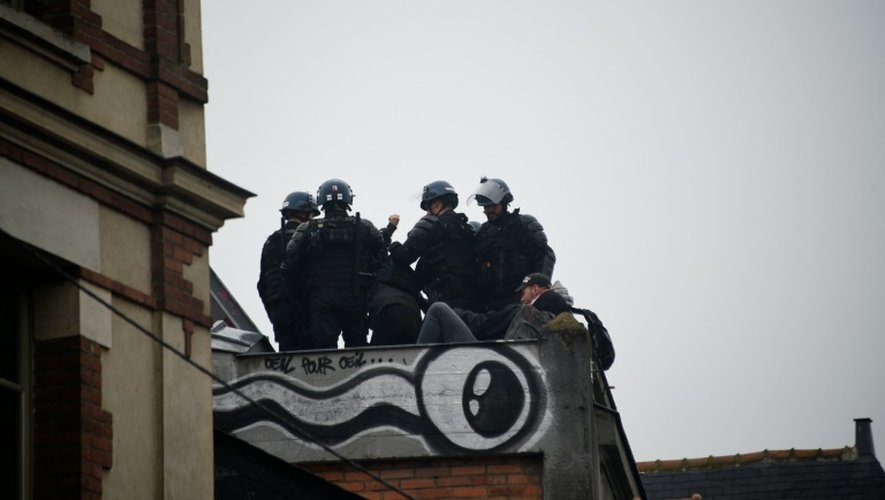 Des policiers délogent des opposants à la loi travail sur un toit d'une salle municipale à Rennes, le 13 mai 2016