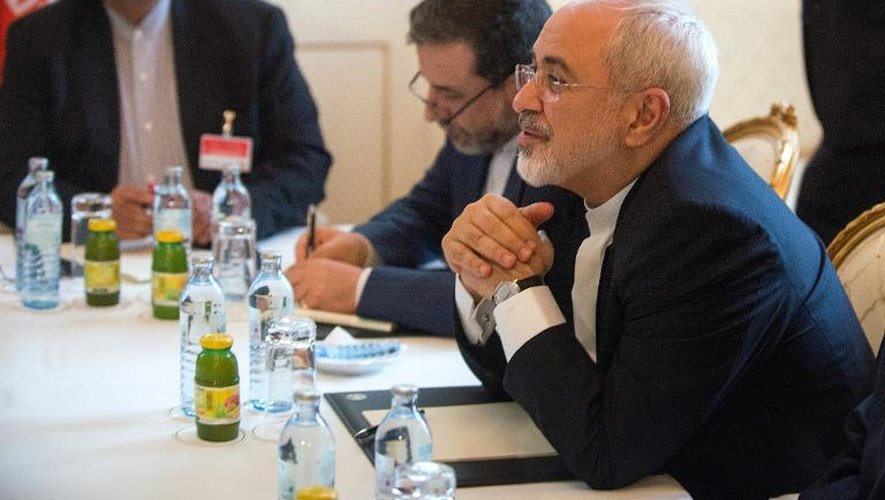 Le ministre iranien des Affaires étrangères Mohammad Javad Zarif (d) à Vienne en Autriche, le 27 juin 2015