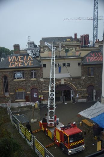 La grand échelle des pompiers déployée pour déloger des opposants à la loi travail juchés sur les toit d'une salle municipale à Rennes, le 13 mai 2016